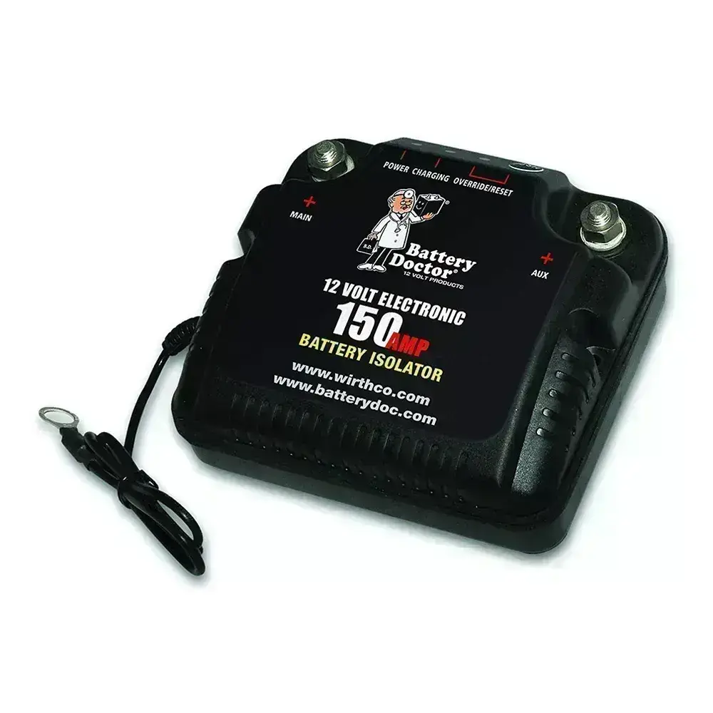 How does the design of the battery isolator contribute to its performance?